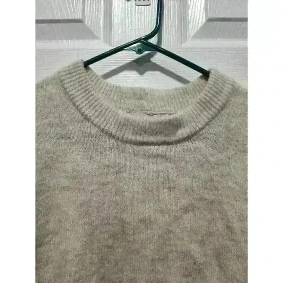 Urban‎ Outfitters Ivory Womens Long Sleeve Crew Neck Pullover Sweater Size SMALL - Picture 3 of 4